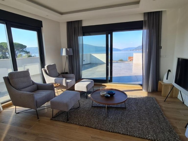 Penthouse u Tivtu sa privatnom krovnom terasom