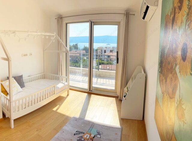 Penthouse with three bedrooms and sea view in Tivat