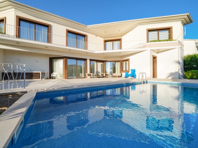 Luxurious villa with pool and sea view in Tivat