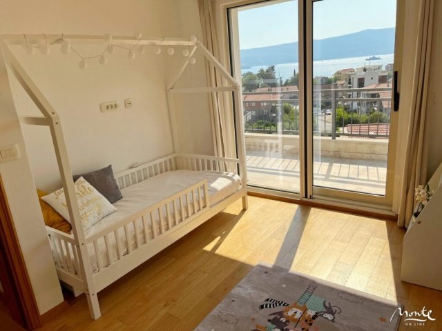 Penthouse with three bedrooms and sea view in Tivat