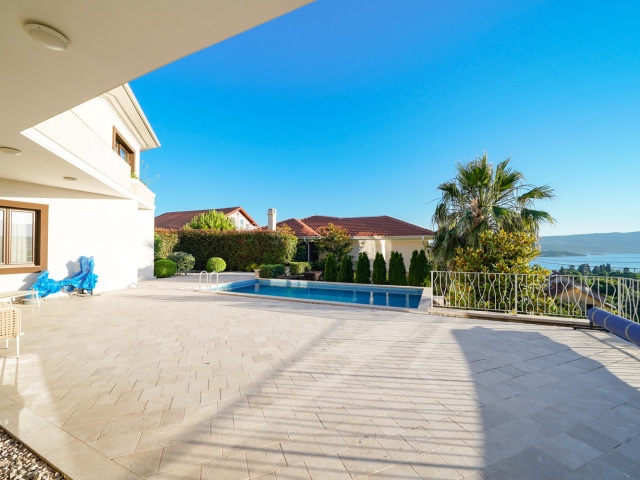 Luxurious villa with pool and sea view in Tivat