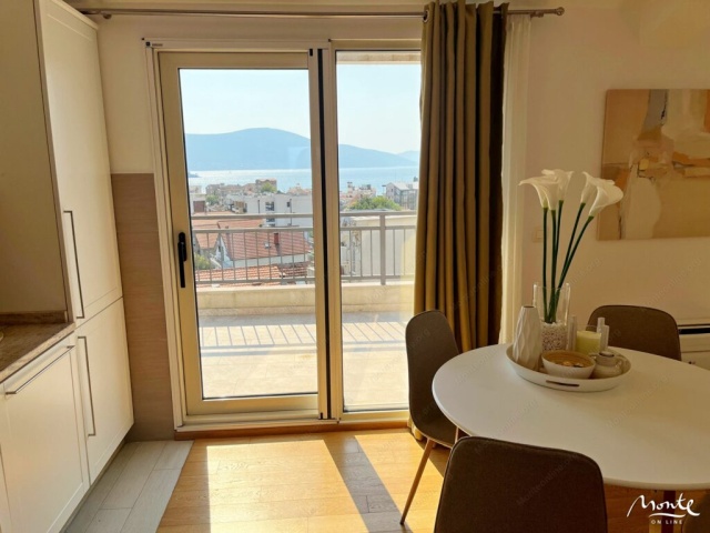 Penthouse with three bedrooms and sea view in Tivat