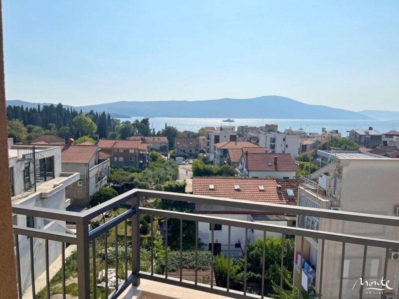 Penthouse with three bedrooms and sea view in Tivat