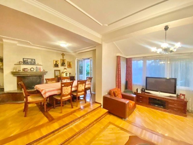 House with swimming pool close to the center of Tivat