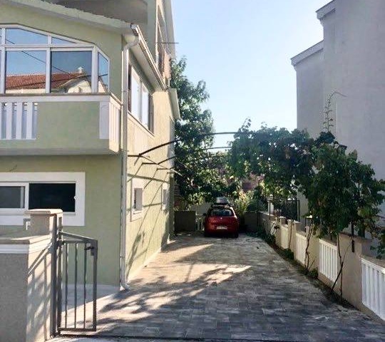 House with swimming pool close to the center of Tivat