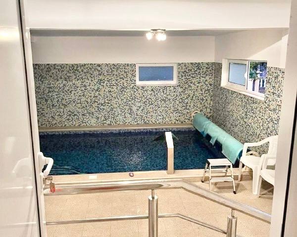 House with swimming pool close to the center of Tivat