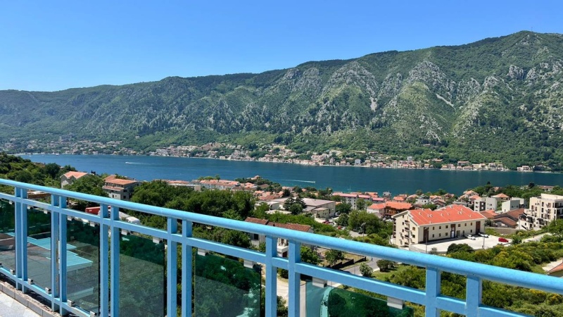 Dvosoban dupleks sa panoramskim pogledom na more u Dobroti