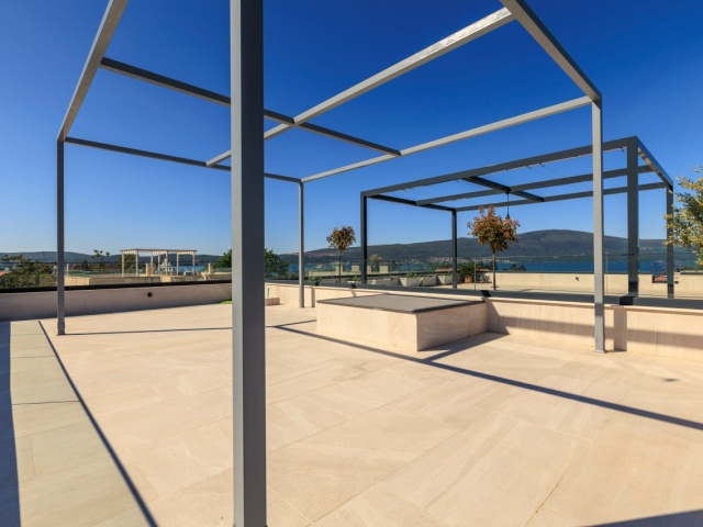 Penthouse u Tivtu sa pogledom na more i privatnom krovnom terasom