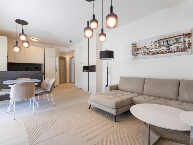 Penthouse u Tivtu sa pogledom na more i privatnom krovnom terasom