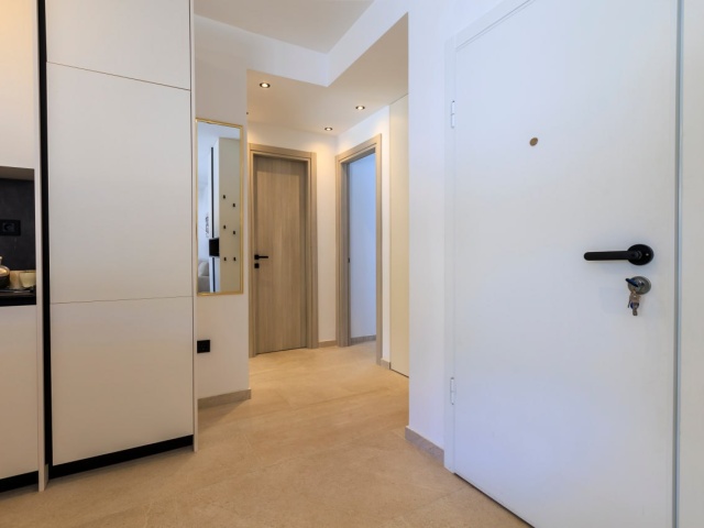Penthouse u Tivtu sa pogledom na more i privatnom krovnom terasom