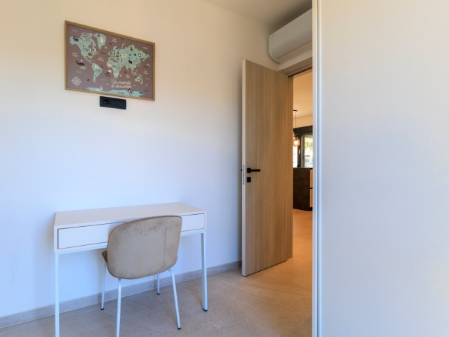 Penthouse u Tivtu sa pogledom na more i privatnom krovnom terasom