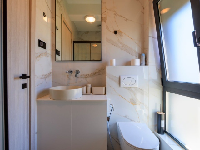 Penthouse u Tivtu sa pogledom na more i privatnom krovnom terasom