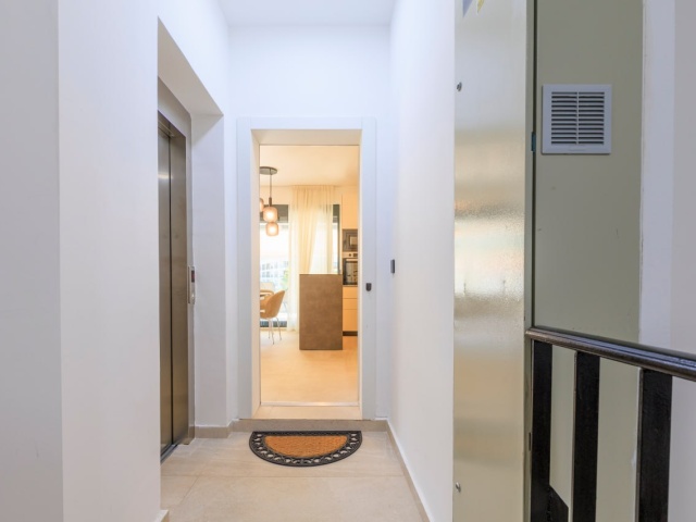 Penthouse u Tivtu sa pogledom na more i privatnom krovnom terasom