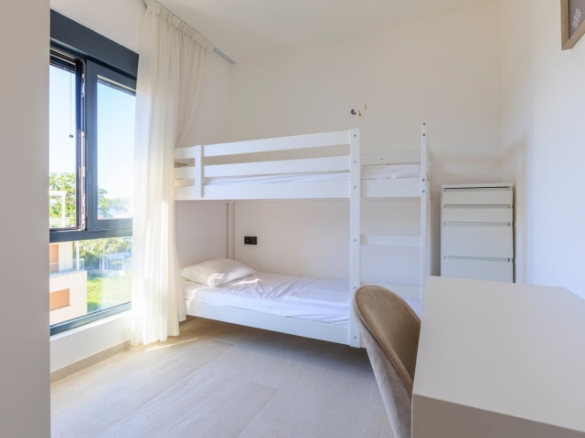 Penthouse u Tivtu sa pogledom na more i privatnom krovnom terasom