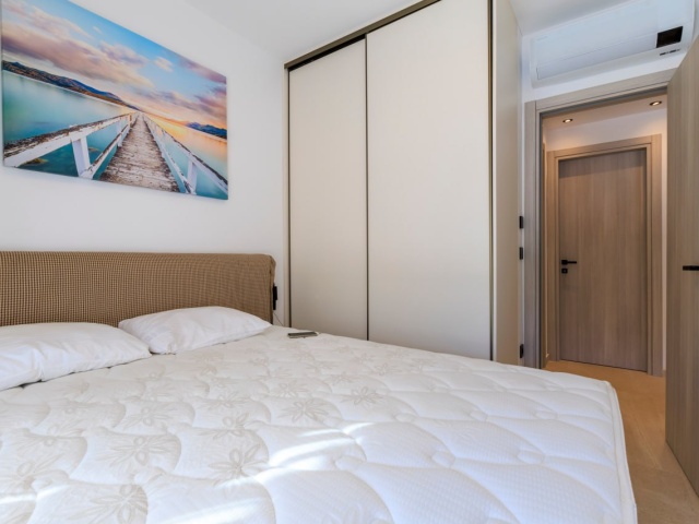 Penthouse u Tivtu sa pogledom na more i privatnom krovnom terasom