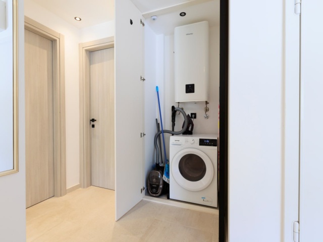 Penthouse u Tivtu sa pogledom na more i privatnom krovnom terasom