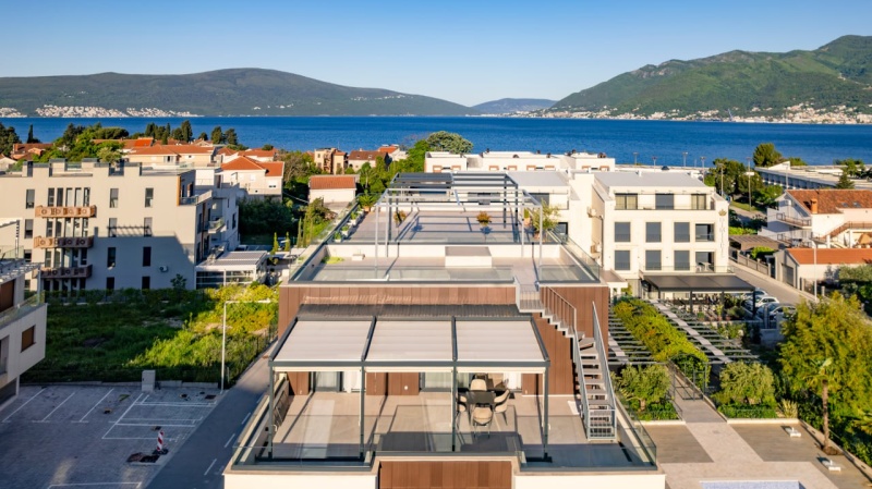 Penthouse u Tivtu sa pogledom na more i privatnom krovnom terasom