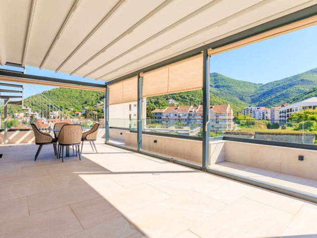 Penthouse u Tivtu sa pogledom na more i privatnom krovnom terasom