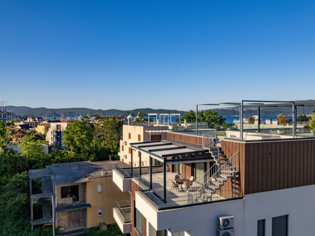 Penthouse u Tivtu sa pogledom na more i privatnom krovnom terasom