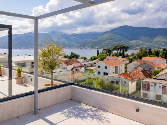 Penthouse u Tivtu sa pogledom na more i privatnom krovnom terasom