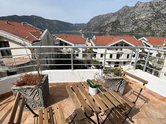 Spacious apartment 130 m2 with sea view in Risan, Kotor
