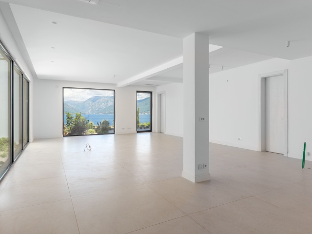 Moderna vila sa  bazenom i panoramskim pogledom na more