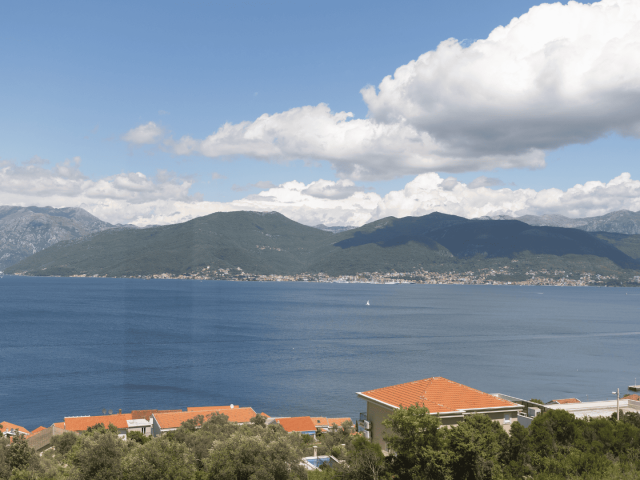 Moderna vila sa  bazenom i panoramskim pogledom na more
