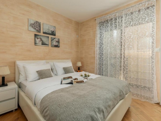 ZU VERMIETEN! Zwei-Zimmer-Wohnung in Kotor