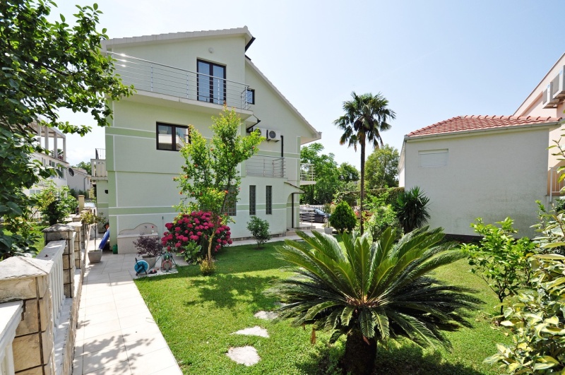 Einmaliges Angebot! Einfamilienhaus in der Nähe des Meeres und Porto Montenegro