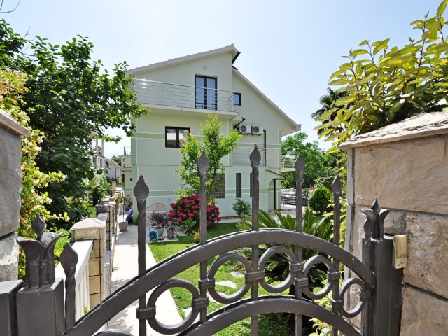 Einmaliges Angebot! Einfamilienhaus in der Nähe des Meeres und Porto Montenegro