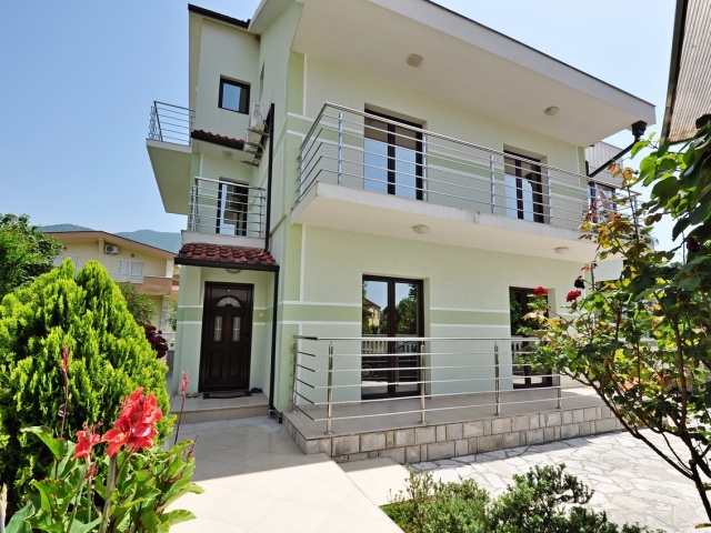 Einmaliges Angebot! Einfamilienhaus in der Nähe des Meeres und Porto Montenegro