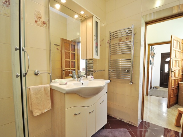 Einmaliges Angebot! Einfamilienhaus in der Nähe des Meeres und Porto Montenegro