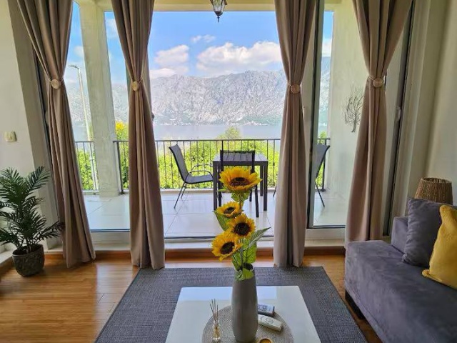 Wohnung mit Meerblick + Garagenplatz in Kotor, Prcanj