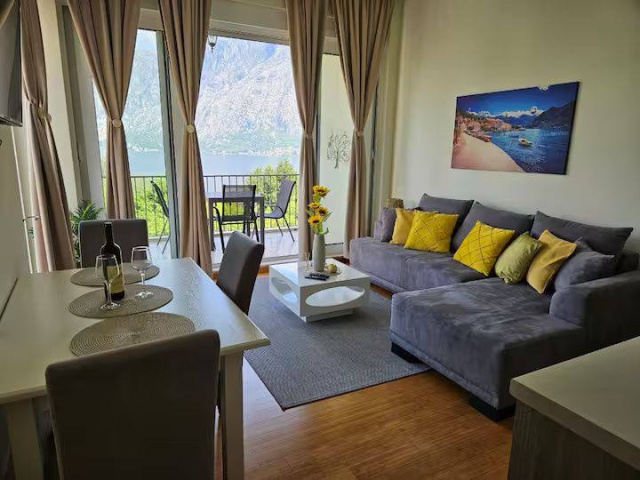 Wohnung mit Meerblick + Garagenplatz in Kotor, Prcanj