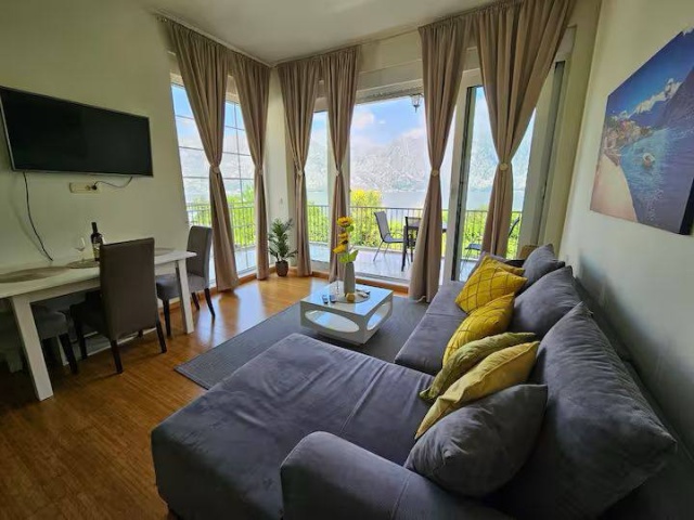 Wohnung mit Meerblick + Garagenplatz in Kotor, Prcanj