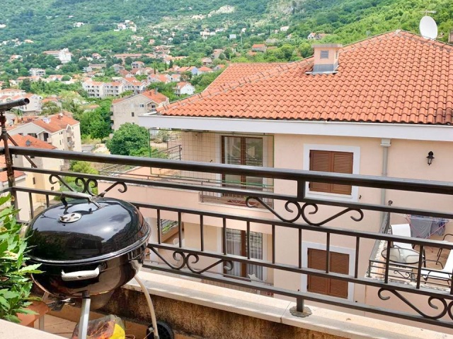 HEISSES ANGEBOT! Wohnung mit Meerblick in Kotor, Risan