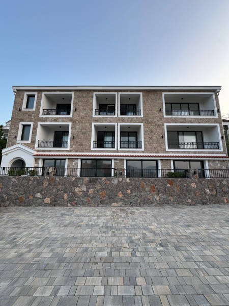 Wohnungen in einem Neubau in der Nähe der Lustica Bay