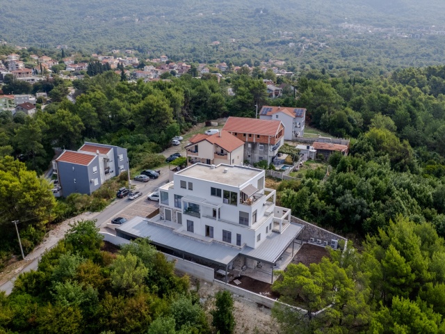 Geräumige Wohnung mit zwei Schlafzimmern in Tivat