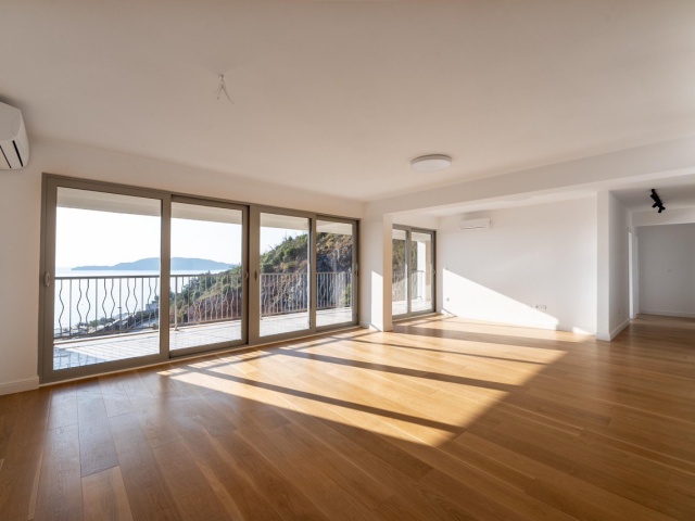 Three-bedroom penthouse with panoramic sea view