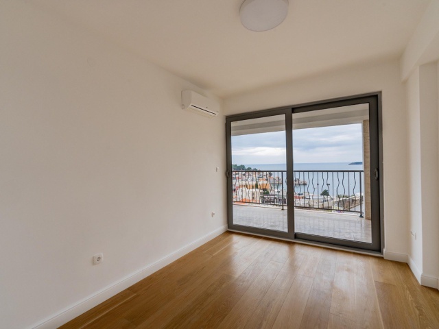 Three-bedroom penthouse with panoramic sea view