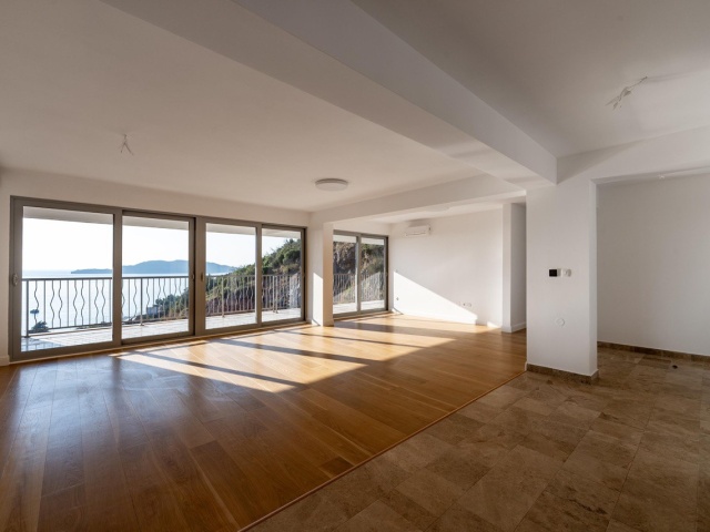 Three-bedroom penthouse with panoramic sea view