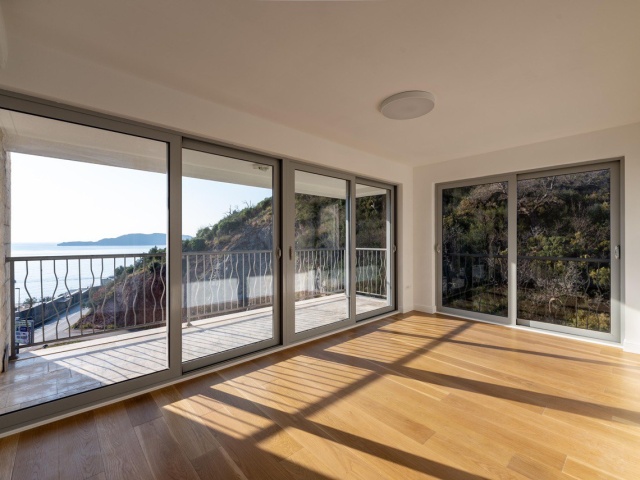 Three-bedroom penthouse with panoramic sea view