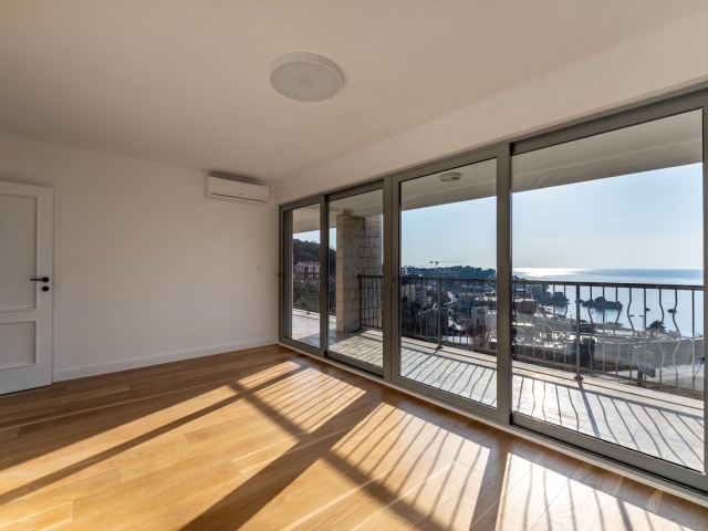 Three-bedroom penthouse with panoramic sea view