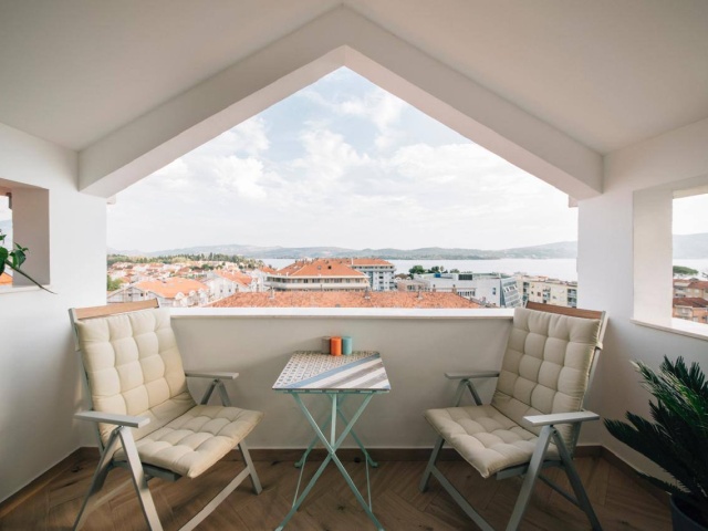Penthouse with sea view in the very center of Tivat