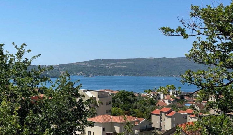 Dvosoban stan u Tivtu sa pogledom na more + garažno mesto