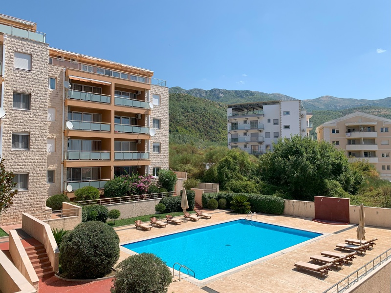 Spacious 3-bedroom apartment with sea view in Budva, Becici