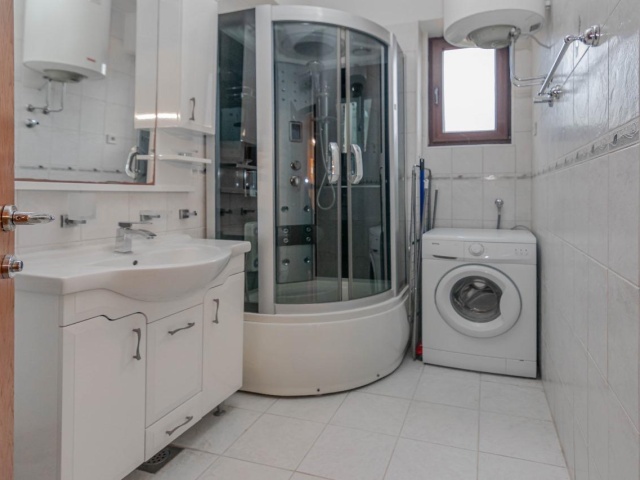 Prodaje se jednosoban stan  ,prva linija do mora.