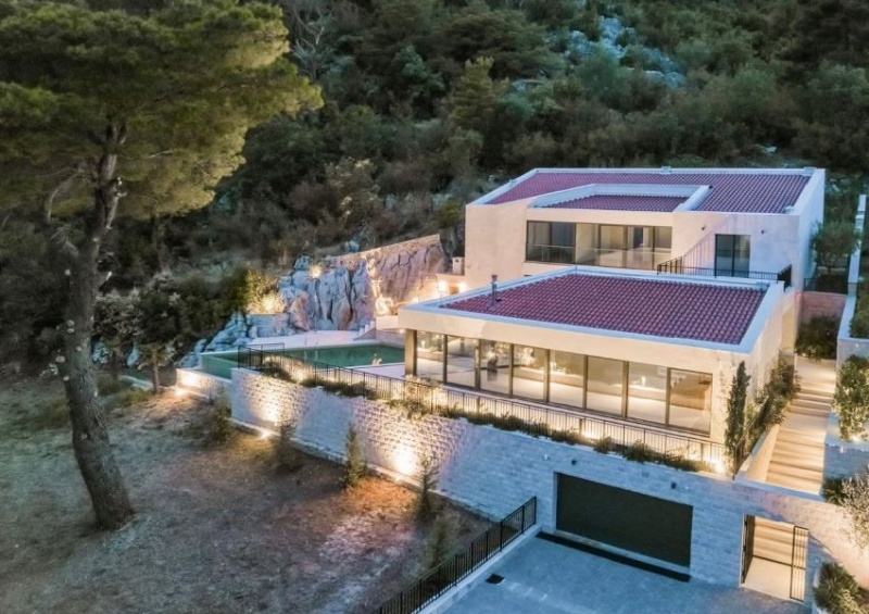 Продается шикарная Вилла Aquila с потрясающим видом на море .