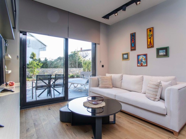 Neue Wohnung zum Verkauf direkt am Meer in Donja Lastva, Tivat!