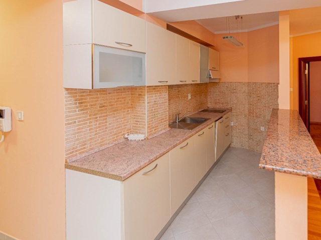 Prodaje se jednosoban stan  ,prva linija do mora.